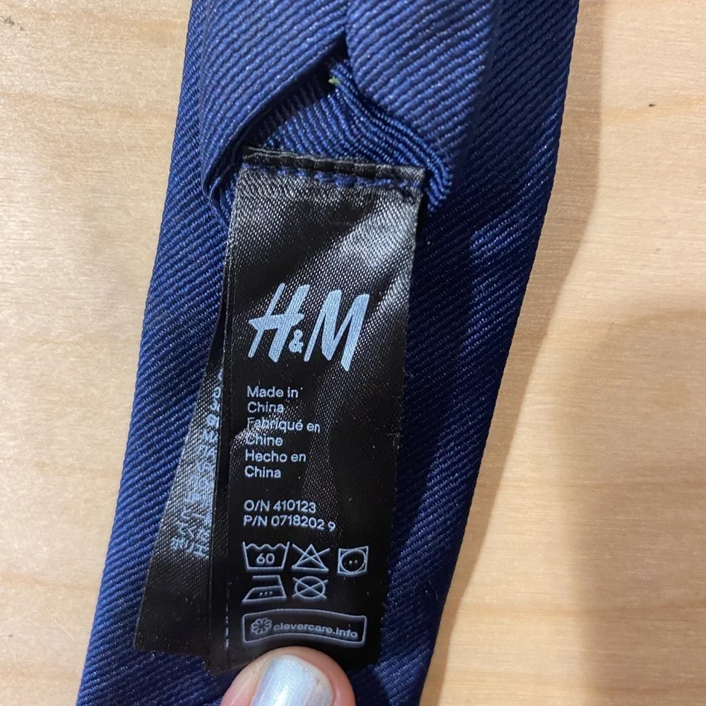 H & M Child’s Tie (H)